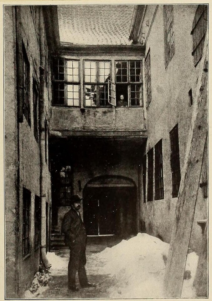 Двор на Странд-гаде, 30. Зима 1907. Художник на первом плане, Ида Хаммерсхёй на галерее.